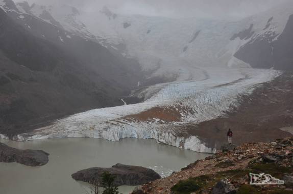 Admirando a imponência do Glaciar Grande, no Parque Nacional Los Glaciares, perto de El Chaltén, na Argentina